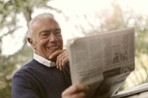 homme lisant le journal