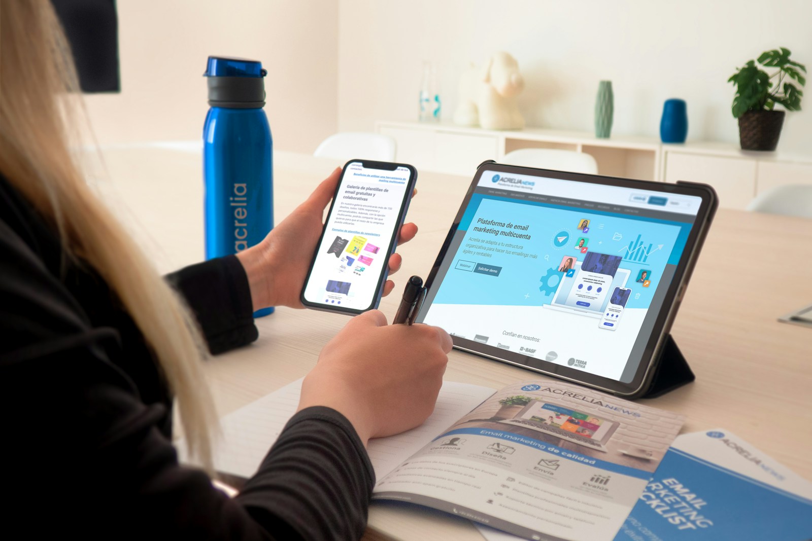 une femme assise à une table utilisant une tablette